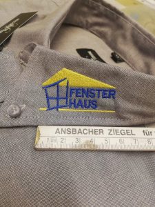 Bestickter Kragen von Poloshirt